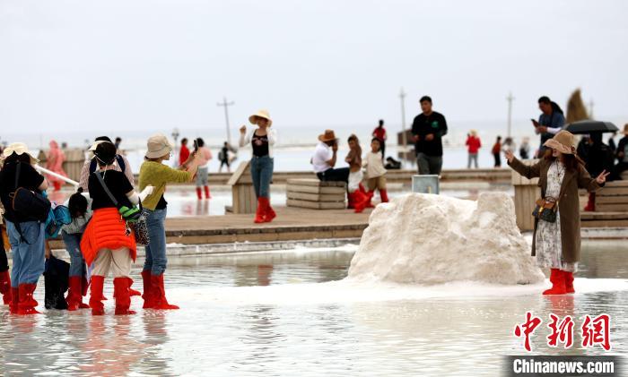 圖為游客在茶卡鹽湖拍照?！⊙Φ?攝