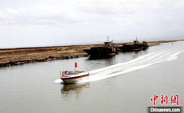 圖為茶卡鹽湖?！⊙Φ?攝