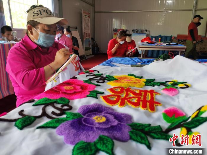 圖為婦女制作青繡。　張?zhí)砀?攝