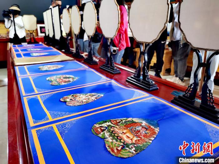 圖為唐卡延伸產(chǎn)品?！?zhí)砀?攝