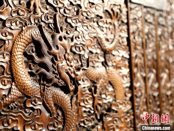 圖為青海永錄民俗博物館內(nèi)珍藏的中式家具細(xì)節(jié)展示?！⊙Φ?攝