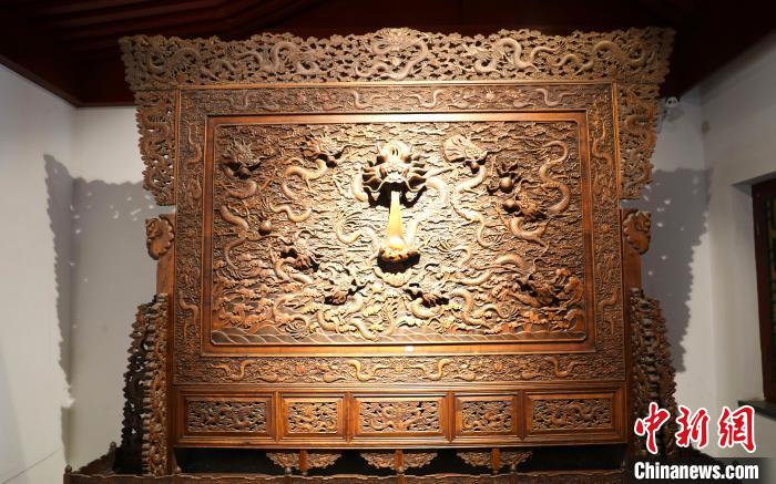 圖為青海永錄民俗博物館內(nèi)珍藏的中式家具?！⊙Φ?攝