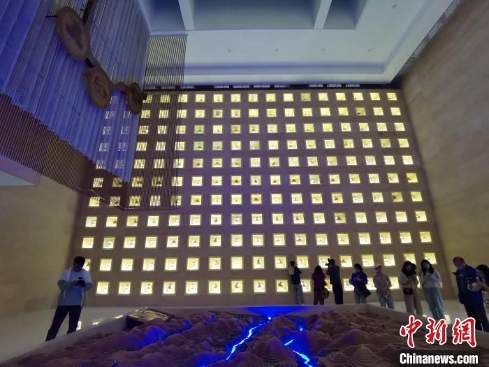 圖為河湟文化博物館序廳的左右彩陶墻放置的374件彩陶。　張?zhí)砀?攝