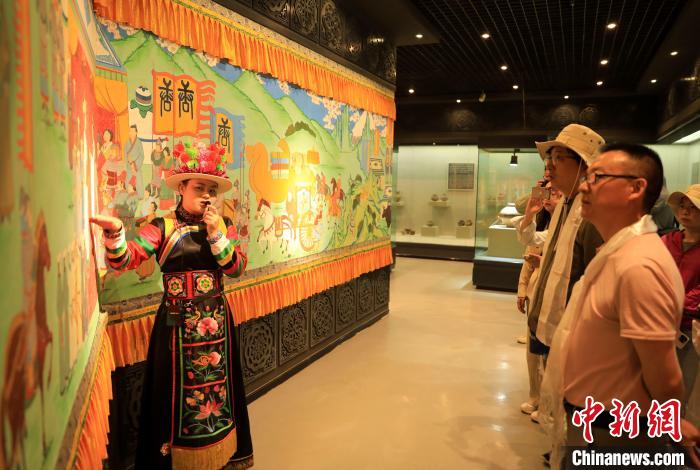 圖為媒體記者了解土族文化。　薛蒂 攝