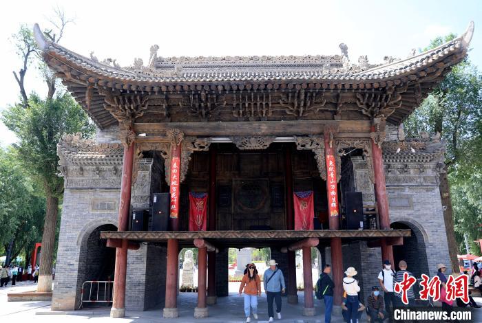 圖為平安驛·河湟民俗文化體驗地的戲樓?！⊙Φ?攝