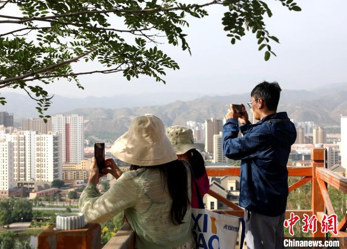 圖為媒體記者登頂朝陽(yáng)山。　薛蒂 攝