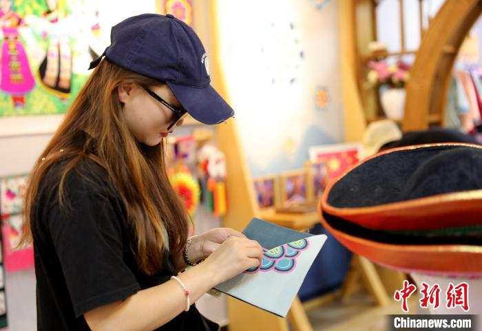 圖為民眾體驗(yàn)國(guó)家級(jí)非遺項(xiàng)目盤(pán)繡技藝?！⊙Φ?攝