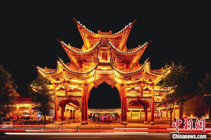 夜幕下的臨夏縣河州苑。夏雨 攝