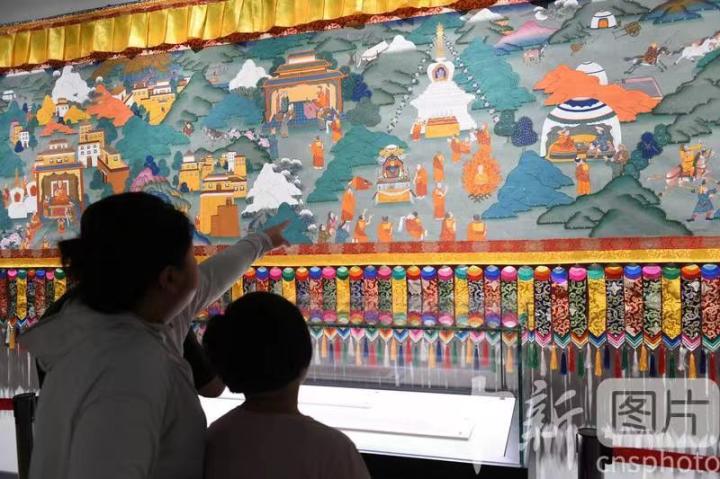 圖為觀眾觀看唐卡《涼州會盟》。 中新社記者 戴文昌 攝