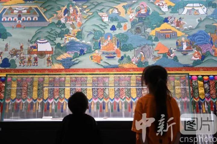 圖為觀眾參觀唐卡《涼州會盟》。 中新社記者 戴文昌 攝