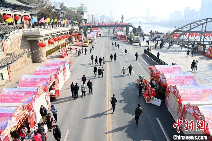 1月30日，蘭州黃河畔的年貨集市吸引顧客選購(gòu)年貨。九美旦增 攝</p><p>