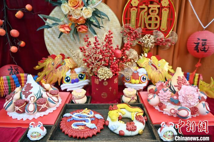 1月25日，春節(jié)臨近，蘭州一花饃店“龍”元素花饃熱銷(xiāo)。圖為展出的“龍”元素花饃。九美旦增 攝