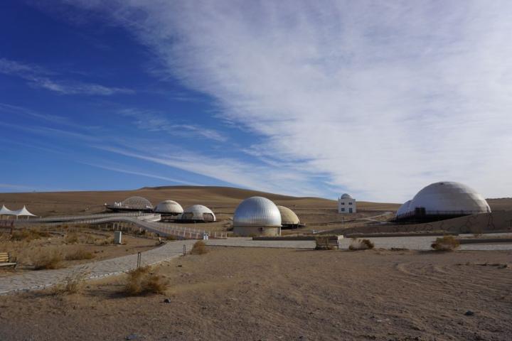 2023年11月28日拍攝的甘肅省武威市民勤縣“摘星小鎮(zhèn)”一角。新華社記者 賈釗 攝