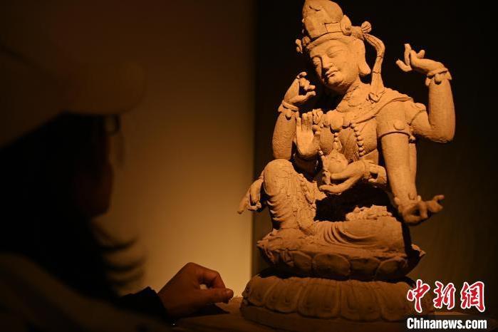 圖為季茂杰觀察自己創(chuàng)作的敦煌木雕。李亞龍 攝