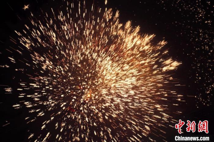 據(jù)悉，“花”與“發(fā)”諧音，取“打花打花，越打越發(fā)”之意。“打鐵花”不僅蘊(yùn)含著人們祈福納祥的美好愿望，也展現(xiàn)了民間生鐵冶煉傳統(tǒng)技藝的工匠精神。侯奇志 攝