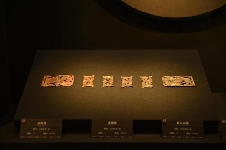 張家川縣馬家塬車(chē)輿博物館展陳的馬家塬遺址出土的金項(xiàng)飾、金腰飾、金人畫(huà)飾等。李亞龍 攝　　