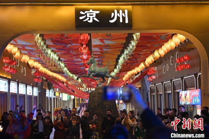 圖為游人拍攝煥然一新亮相的街區(qū)。李亞龍 攝</p><p>