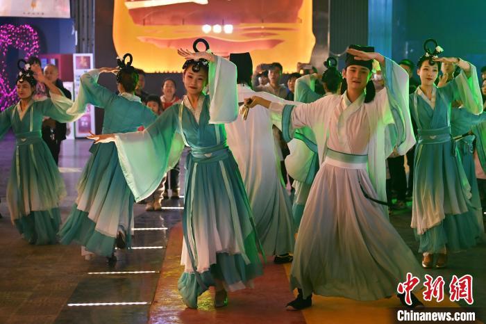 圖為工作人員進行舞蹈表演。李亞龍 攝</p><p>