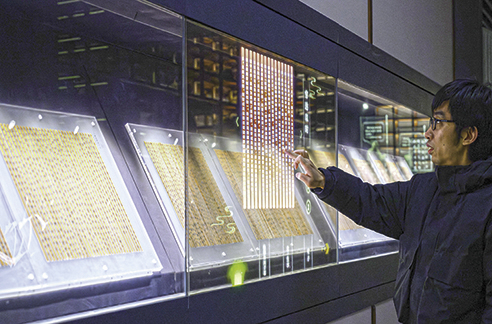 3月6日，工作人員在荊門市博物館新館內楚簡展廳展示使用互動裝置。新華每日電訊記者　胡競文