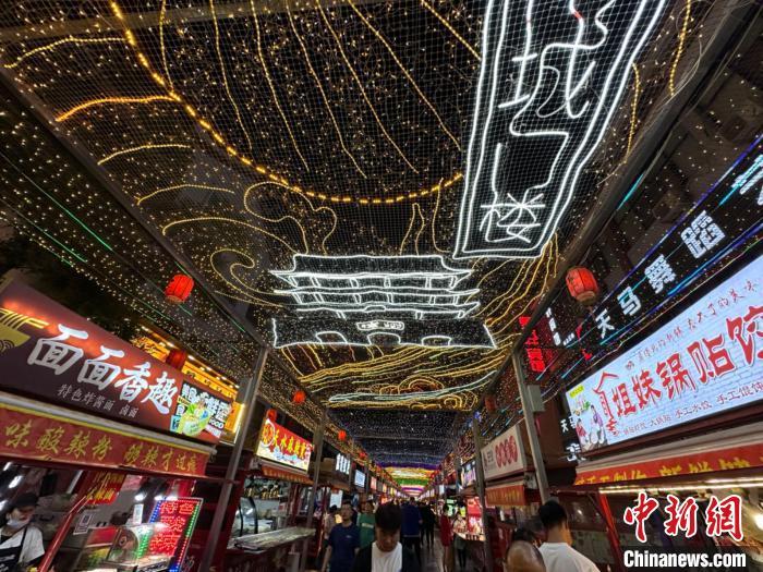 圖為明清街夜市燈光點亮具有武威文化元素的“涼州古城門”彩燈?！〈魑牟?攝</p><p>