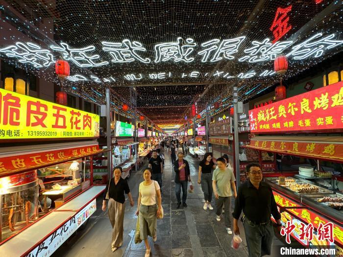 圖為明清街夜市燈光點亮“我在武威很想你”?！〈魑牟?攝</p><p>