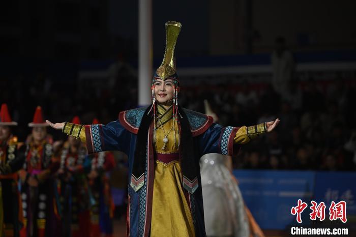 圖為開幕式現(xiàn)場(chǎng)蒙古族服飾秀。李亞龍 攝