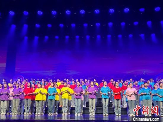 5月28日晚，“詩(shī)意甘肅·絲路長(zhǎng)風(fēng)三千里”——月出涼州·武威詩(shī)會(huì)在甘肅省武威市漢唐天馬城舉行。楊娜 攝