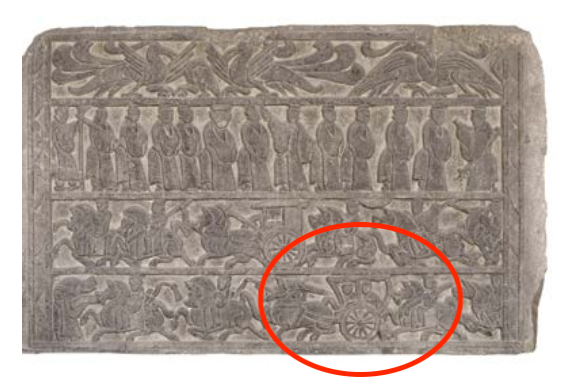 △漢代迎賓、車馬出行畫像石，現(xiàn)藏于臨沂市博物館。畫像石的第四層中有軺車出現(xiàn)。