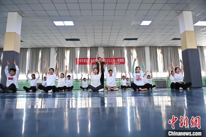 6月6日，在甘肅敦煌青年夜校課程中，青年學(xué)員學(xué)習(xí)敦煌舞課程。李亞龍 攝　　