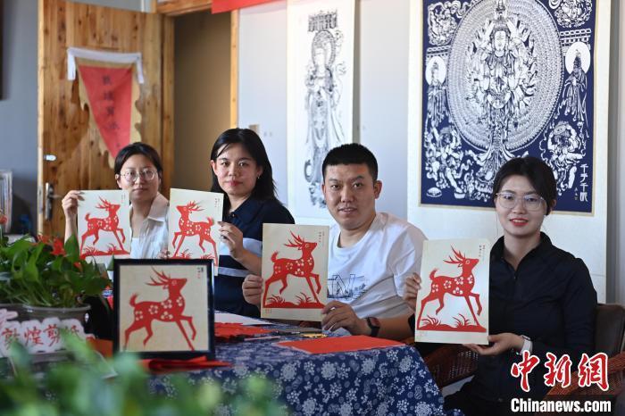 6月6日，在甘肅敦煌青年夜校課程中，青年學(xué)員展示學(xué)習(xí)敦煌非遺剪紙的成果。李亞龍 攝　　
