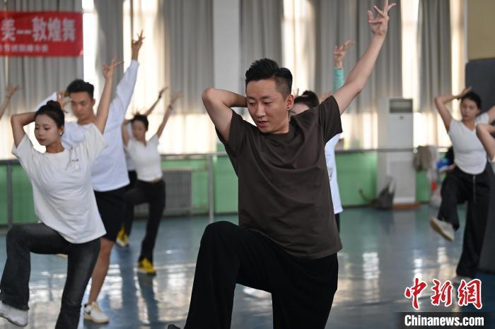 6月6日，在甘肅敦煌青年夜校課程中，青年學(xué)員學(xué)習(xí)敦煌舞課程。李亞龍 攝　　