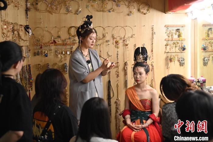 6月6日，在甘肅敦煌青年夜校課程中，青年學(xué)員學(xué)習(xí)敦煌美妝課程。李亞龍 攝