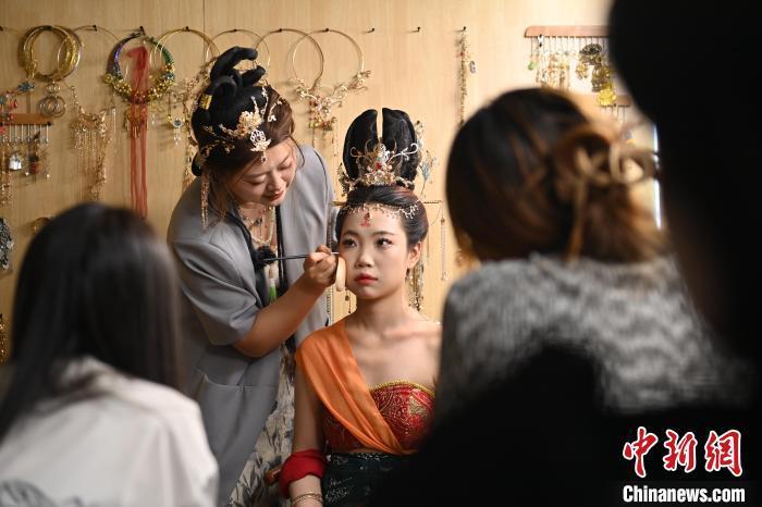 6月6日，在甘肅敦煌青年夜校課程中，青年學(xué)員學(xué)習(xí)敦煌美妝課程。李亞龍 攝　　