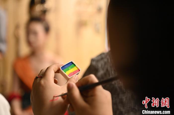 6月6日，在甘肅敦煌青年夜校課程中，青年學(xué)員學(xué)習(xí)敦煌美妝課程。李亞龍 攝　　