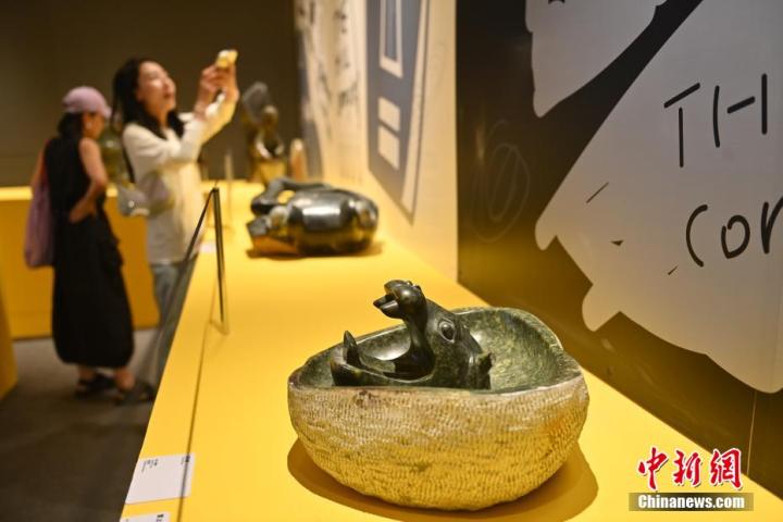 圖為該藝術(shù)展展陳的蛇紋石作品《河馬池》。中新社記者 李亞龍 攝