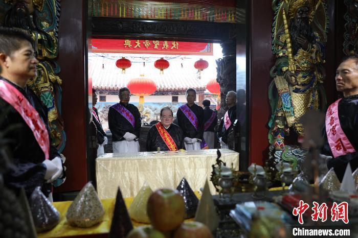 6月21日，“2024(甲辰年)兩岸共祭人文始祖伏羲典禮”在臺灣新北舉行。擔(dān)任主祭官的先嗇宮董事長、中國國民黨前秘書長李乾龍(中)出席典禮并擔(dān)任主祭官。中新社記者 張曉曦 攝