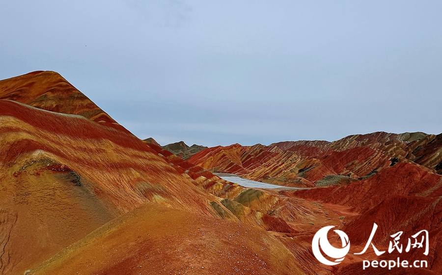 雨后的七彩丹霞，顏色格外艷麗。人民網(wǎng)記者 徐冬兒攝