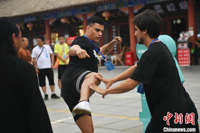 7月14日，甘肅省平?jīng)鍪嗅轻忌骄皡^(qū)內(nèi)，外籍武術愛好者切磋武藝。7月13日至14日，“2024年北京體育大學第十五屆國際武術比賽交流大會暨首屆崆峒山國際武術大會”舉行，大會也在崆峒山景區(qū)進行問道崆峒、武術高級研修班、崆峒拜師等系列活動。中新社記者 李亞龍 攝