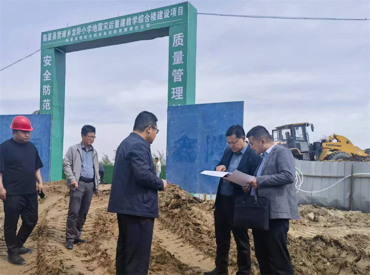 州紀(jì)委監(jiān)委督查組在臨夏縣營(yíng)灘鄉(xiāng)龍臥小學(xué)災(zāi)后重建教學(xué)綜合樓建設(shè)項(xiàng)目施工現(xiàn)場(chǎng)開(kāi)展督導(dǎo)檢查。.jpg