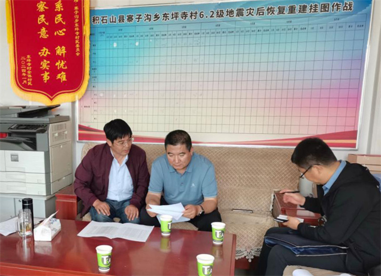 州縣紀(jì)委監(jiān)委機(jī)關(guān)聯(lián)合督查組對(duì)下沉干部 、駐村干部 、包村組長(zhǎng)、村干部 “四級(jí)”干部履職到崗情況，以及工作日志和民情臺(tái)賬、訴求臺(tái)賬進(jìn)行日常監(jiān)督檢查，壓實(shí)工作責(zé)任。.jpg