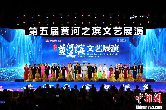 7月19日晚，第五屆黃河之濱文藝展演在蘭州體育文化廣場(chǎng)開(kāi)幕。張曦予 攝