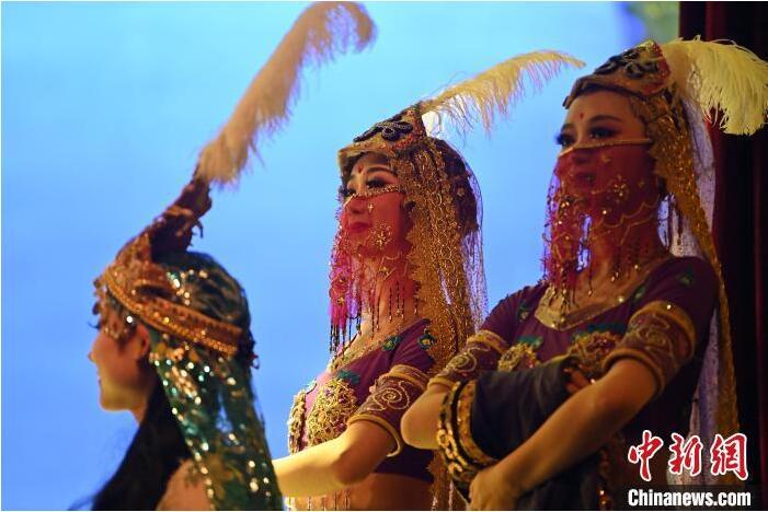 7月18日晚，中國經(jīng)典舞劇《絲路花雨》在甘肅蘭州黃河劇院進行演出。中國經(jīng)典舞劇《絲路花雨》迎來45周年，7月17日-8月4日在蘭州開啟為期多天的駐場演出。該舞劇取材于敦煌莫高窟壁畫，集中國霓裳羽衣舞、敦煌舞、印度舞、黑巾舞、波斯馬鈴舞等于一身，自1979年演出至今，該劇先后在40多個國家和地區(qū)演出近4000場，觀眾550多萬人次。中新社記者 李亞龍 攝</p>
<p>
