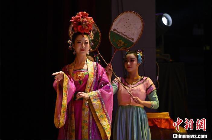 7月18日晚，中國經(jīng)典舞劇《絲路花雨》在甘肅蘭州黃河劇院進行演出。中國經(jīng)典舞劇《絲路花雨》迎來45周年，7月17日-8月4日在蘭州開啟為期多天的駐場演出。該舞劇取材于敦煌莫高窟壁畫，集中國霓裳羽衣舞、敦煌舞、印度舞、黑巾舞、波斯馬鈴舞等于一身，自1979年演出至今，該劇先后在40多個國家和地區(qū)演出近4000場，觀眾550多萬人次。中新社記者 李亞龍 攝</p>
<p>
