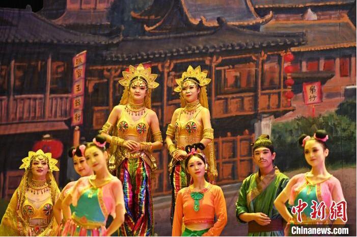 7月18日晚，中國經(jīng)典舞劇《絲路花雨》在甘肅蘭州黃河劇院進行演出。中國經(jīng)典舞劇《絲路花雨》迎來45周年，7月17日-8月4日在蘭州開啟為期多天的駐場演出。該舞劇取材于敦煌莫高窟壁畫，集中國霓裳羽衣舞、敦煌舞、印度舞、黑巾舞、波斯馬鈴舞等于一身，自1979年演出至今，該劇先后在40多個國家和地區(qū)演出近4000場，觀眾550多萬人次。中新社記者 李亞龍 攝</p>
<p>