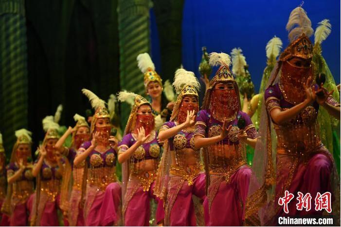 7月18日晚，中國經(jīng)典舞劇《絲路花雨》在甘肅蘭州黃河劇院進行演出。中國經(jīng)典舞劇《絲路花雨》迎來45周年，7月17日-8月4日在蘭州開啟為期多天的駐場演出。該舞劇取材于敦煌莫高窟壁畫，集中國霓裳羽衣舞、敦煌舞、印度舞、黑巾舞、波斯馬鈴舞等于一身，自1979年演出至今，該劇先后在40多個國家和地區(qū)演出近4000場，觀眾550多萬人次。中新社記者 李亞龍 攝</p>
<p>