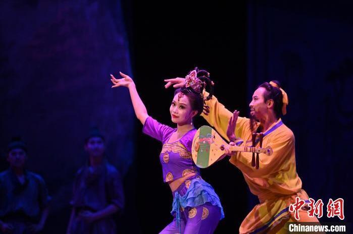 7月18日晚，中國經(jīng)典舞劇《絲路花雨》在甘肅蘭州黃河劇院進行演出。中國經(jīng)典舞劇《絲路花雨》迎來45周年，7月17日-8月4日在蘭州開啟為期多天的駐場演出。該舞劇取材于敦煌莫高窟壁畫，集中國霓裳羽衣舞、敦煌舞、印度舞、黑巾舞、波斯馬鈴舞等于一身，自1979年演出至今，該劇先后在40多個國家和地區(qū)演出近4000場，觀眾550多萬人次。中新社記者 李亞龍 攝</p>
<p>