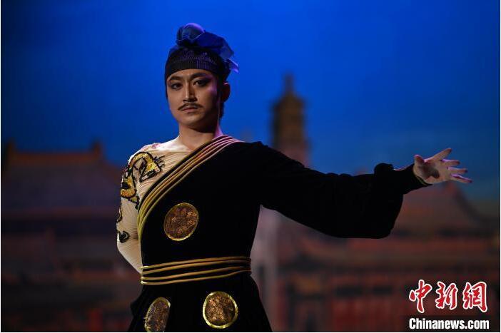 7月18日晚，中國經(jīng)典舞劇《絲路花雨》在甘肅蘭州黃河劇院進行演出。中國經(jīng)典舞劇《絲路花雨》迎來45周年，7月17日-8月4日在蘭州開啟為期多天的駐場演出。該舞劇取材于敦煌莫高窟壁畫，集中國霓裳羽衣舞、敦煌舞、印度舞、黑巾舞、波斯馬鈴舞等于一身，自1979年演出至今，該劇先后在40多個國家和地區(qū)演出近4000場，觀眾550多萬人次。中新社記者 李亞龍 攝