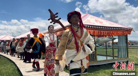 2024年6月，甘肅甘南藏族自治州上演藏服時裝秀。(資料圖)高瑩 攝