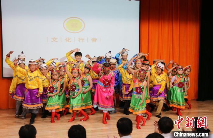 圖為蘭州大學(xué)文化行者團隊走進民族社區(qū)，開展系列活動。(資料圖)蘭州大學(xué)供圖
