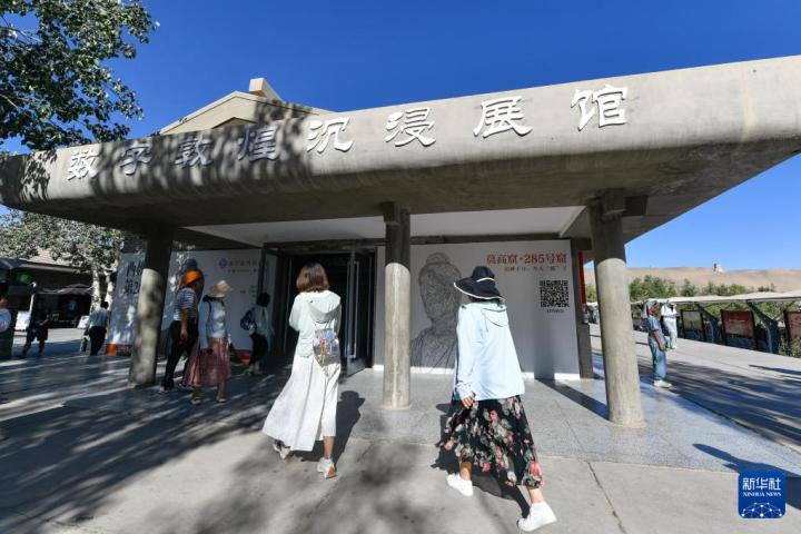 7月22日，游客排隊進入“尋境敦煌——數字敦煌沉浸展”場館。新華社記者 郎兵兵 攝</p>
<p>